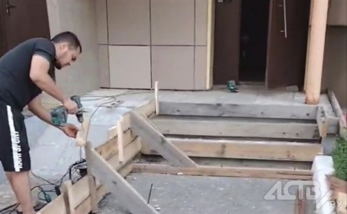 В одном из домов в Южно-Сахалинске демонтировали новое крыльцо, чтобы сделать его ещё новее