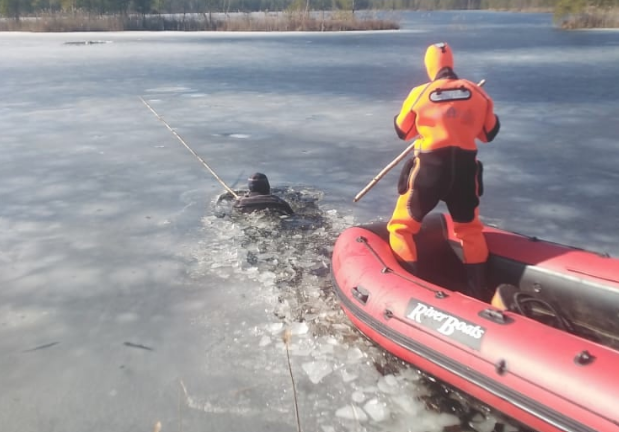 В Новгородском округе спасатели обнаружили утонувшего рыбака