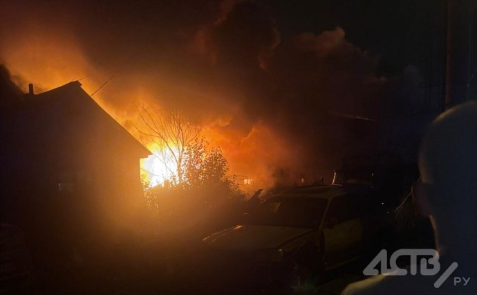 В Луговом огонь полностью охватил дом, есть предварительная информация о пострадавших В Луговом огонь полностью охватил дом, есть предварительная информация о пострадавших