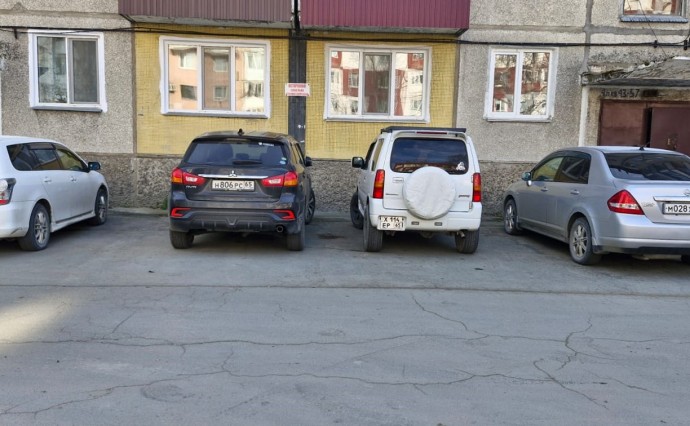 Неизвестный ударил припаркованный Mitsubishi в Южно-Сахалинске и скрылся