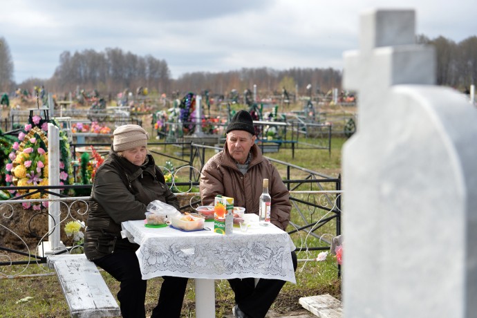 Как правильно вести себя на кладбище в Родительский день? Эксперт дала важный совет