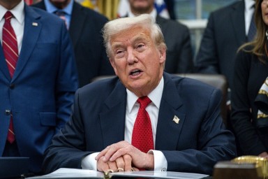 На руке у Трампа вновь заметили плотный слой тонального крема