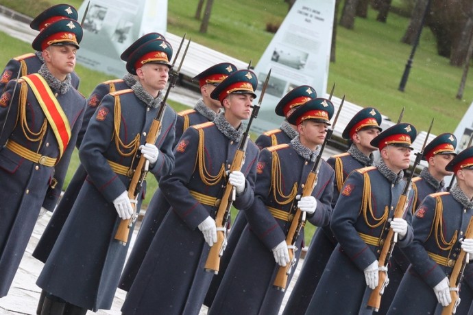 Военным и полицейским хотят увеличить оклады больше запланированного