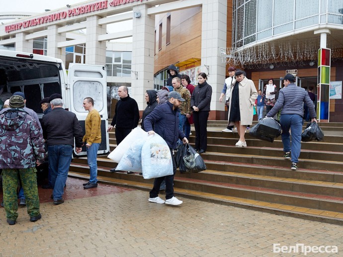 Переселенцы из Краснояружского района получили гуманитарную помощь в Ракитном