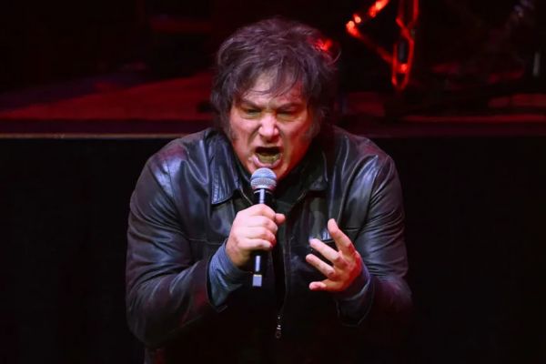 Сменил бензопилу на микрофон: президент Аргентины дал рок-концерт