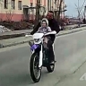 Неизвестный мотоциклист с маленьким ребёнком на бензобаке промчался по Луговому