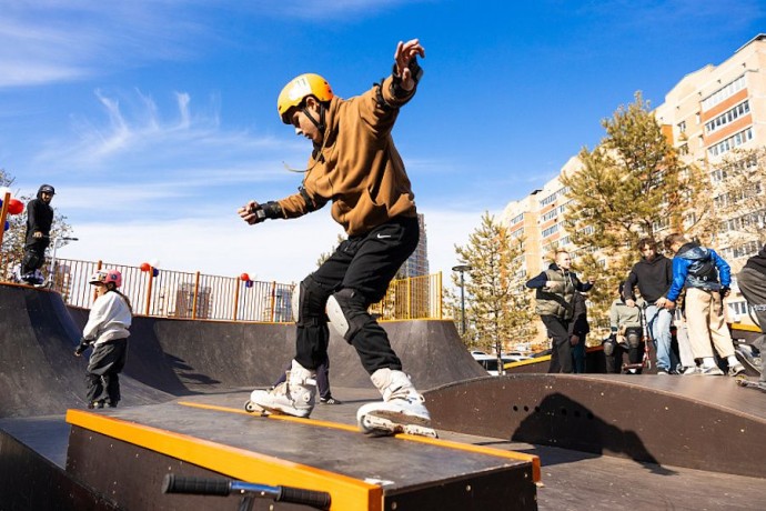 Хоккейная коробка и скейт-трек: новая площадка для подростков приняла первых посетителей во Владивостоке