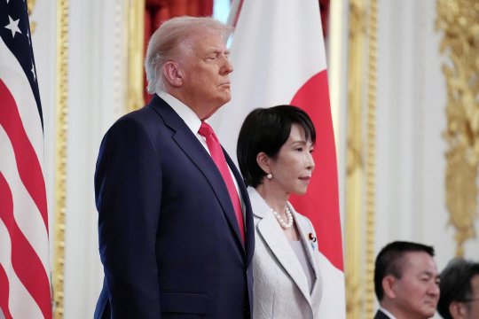 Трамп в Японии: подарки, красивые слова и вертолёт на палубе Трамп в Японии: подарки, красивые слова и вертолёт на палубе