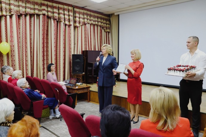 Наталья Чечина поздравила жителей Дома ветеранов войны и труда № 2 с Днем пожилых людей Наталья Чечина поздравила жителей Дома ветеранов войны и труда № 2 с Днем пожилых людей