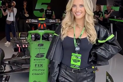 «Самая сексуальная автогонщица в мире» показала фигуру в кожаных коротких шортах