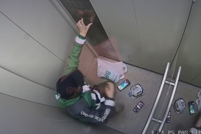 Курьер «ВкусВилла» в Москве поковырялся в носу и вытер руку о торт заказчика