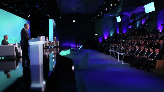 Путин пожелал здоровья пережившей инсульт маме участника конференции по ИИ