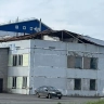 В Башкирии ветер сорвал часть кровли здания и повредил автомобили