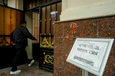 Платный прием в вузы на дефицитные специальности в 2026 году сокращать не будут