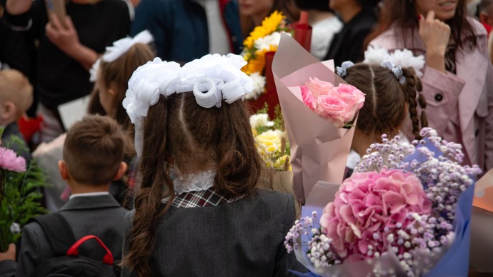 Роскачество рекомендует отказаться от лилий и гиацинтов в букетах к 1 сентября