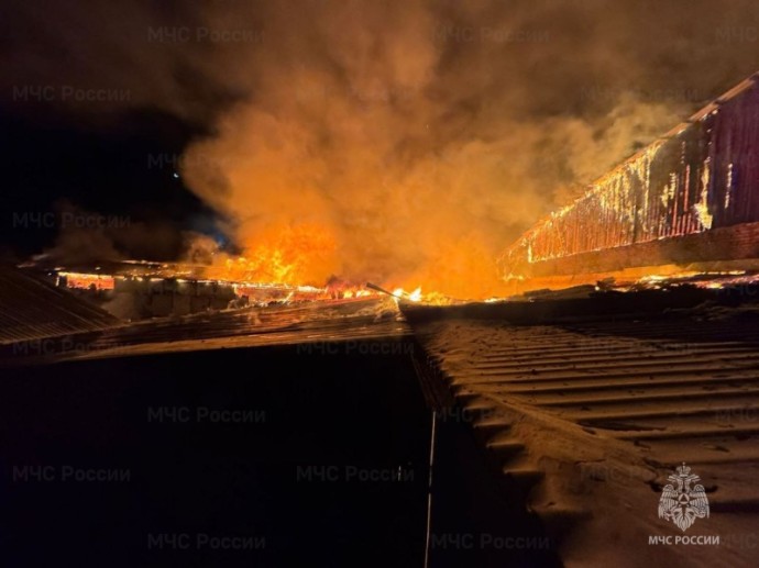 В Иркутской области страшно горят два цеха по производству диванов В Иркутской области страшно горят два цеха по производству диванов