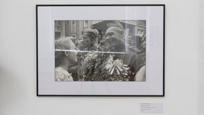 Центр «РОСФОТО» представил архивные снимки, запечатлевшие первые мгновения после Победы