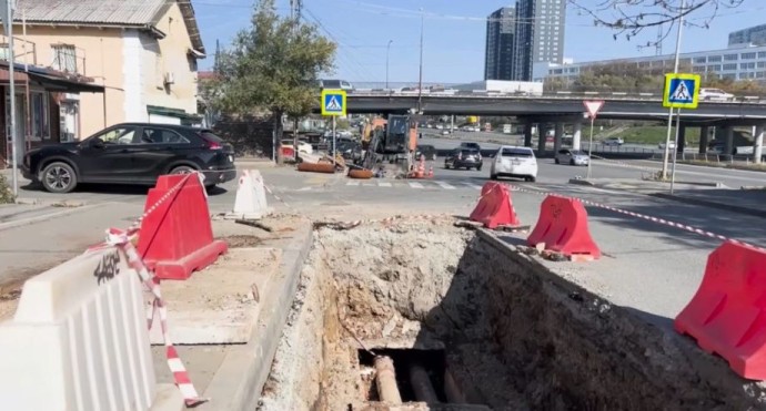 Городские службы устраняют новые порывы на теплосетях Владивостока