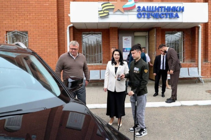 В Астрахани ветерану СВО вручили ключи от первого адаптированного авто