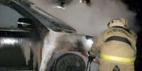 21 пожарный тушат объятую пламенем двухэтажку в Астрахани