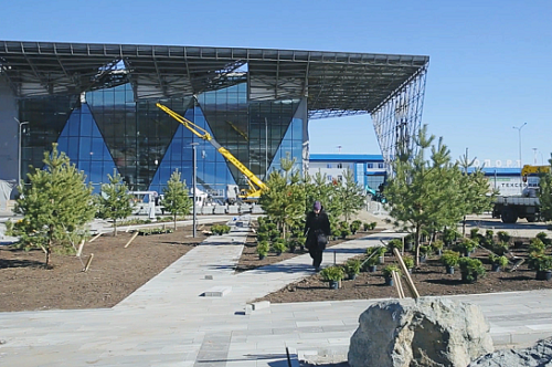 Завершается озеленение привокзальной площади аэропорта Благовещенска
