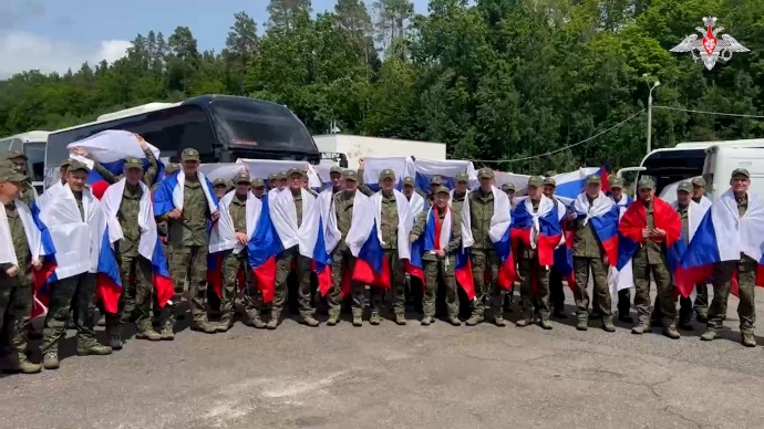 В Россию вернулась группа военных из украинского плена