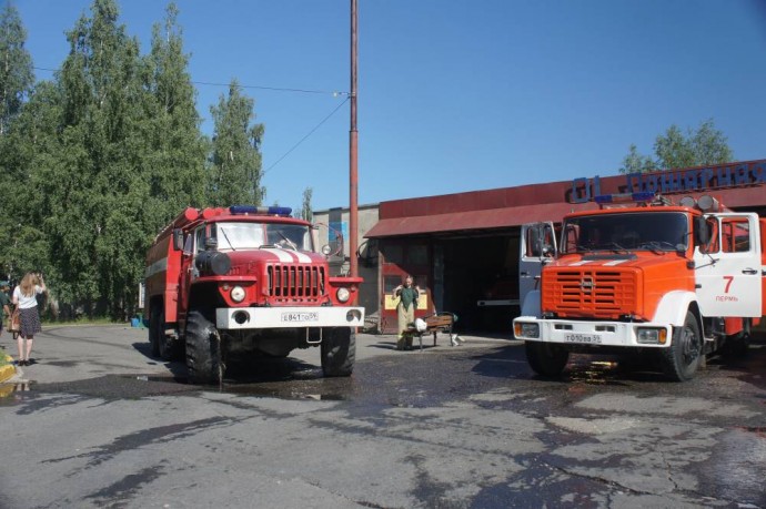 В Перми локализован пожар в двух металлических ангарах на шоссе Космонавтов