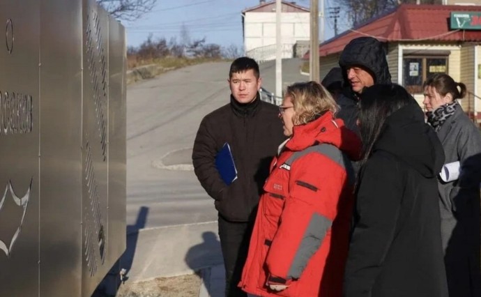 Вандалы повредили новый забор КНС в Корсакове