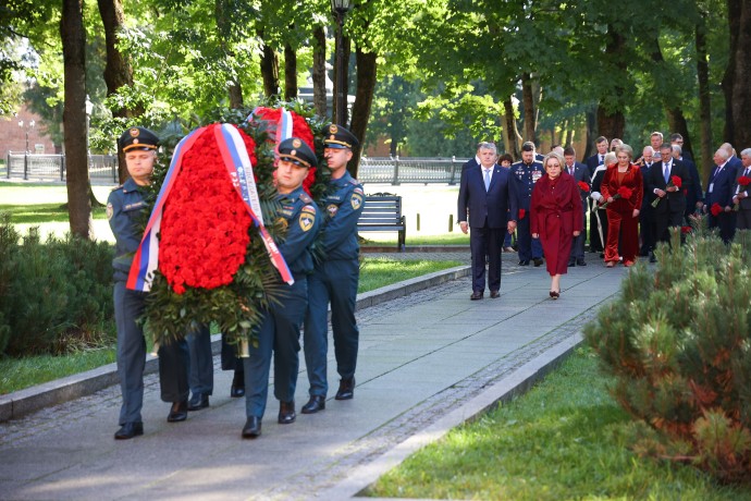 Матвиенко возложила цветы к Мемориалу «Вечный огонь славы» в Великом Новгороде Матвиенко возложила цветы к Мемориалу «Вечный огонь славы» в Великом Новгороде
