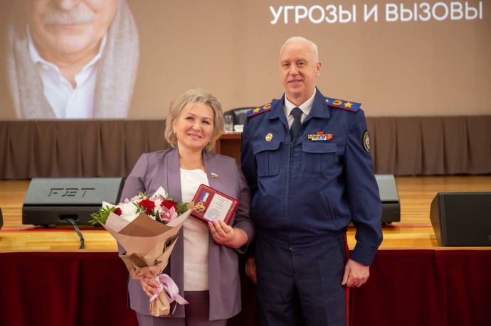 Елена Писарева и Никита Михалков награждены медалями Следкома России