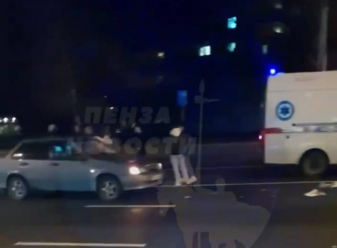 На проспекте Победы в Пензе автоледи сбила пешехода: пострадавший в больнице