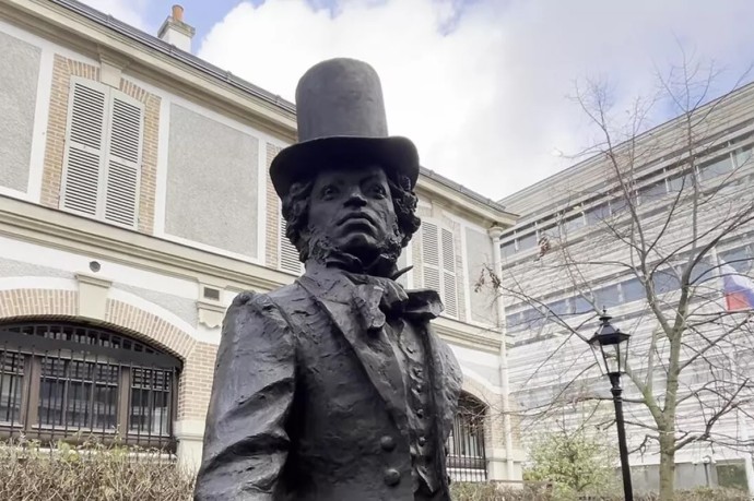 Потомок Пушкина открыл памятник поэту в русском культурном центре в Париже