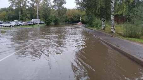 В Кирове затопило Пионерскую улицу