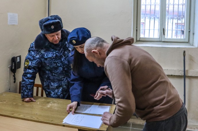 В кировском СИЗО участнику СВО вручили удостоверение ветерана боевых действий