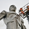 Памятник Юрию Гагарину на Ленинском проспекте промыли после зимы