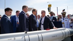 Денис Мантуров посетил российскую экспозицию на Dubai Airshow 2025