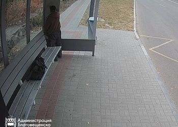 Благовещенец «расписал» автобусную остановку