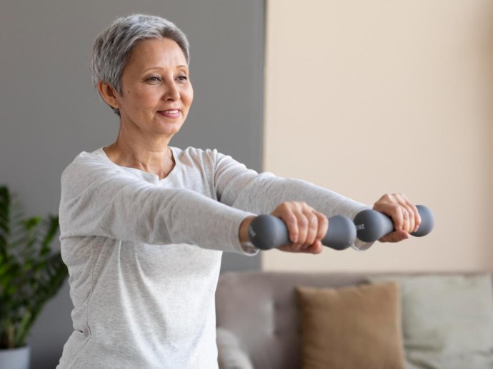 Силовые тренировки после 50 — это вопрос не рельефа, а хороших костей и метаболизма: новая формула фитнеса Силовые тренировки после 50 — это вопрос не рельефа, а хороших костей и метаболизма: новая формула фитнеса