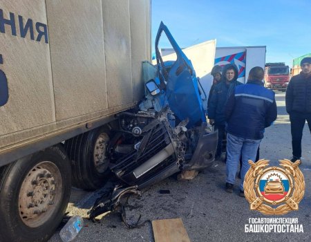 В Уфе после ДТП спасатели деблокировали зажатого в кабине водителя