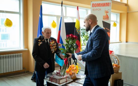 Мэр Курска поздравил с 95-летием ветерана Виктора Шатохина: в школе №3 прошёл праздничный вечер Мэр Курска поздравил с 95-летием ветерана Виктора Шатохина: в школе №3 прошёл праздничный вечер