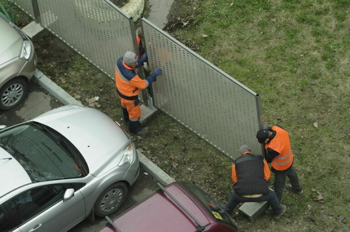 На стройплощадках в Москве разрешили ставить высокие ограждения На стройплощадках в Москве разрешили ставить высокие ограждения
