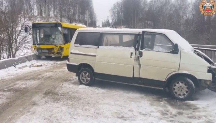 В результате ДТП с автобусом в Ярославле пострадали двое взрослых и ребенок