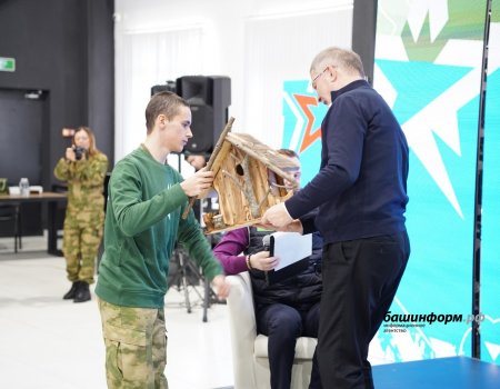 Главе Башкирии вручили необычный подарок