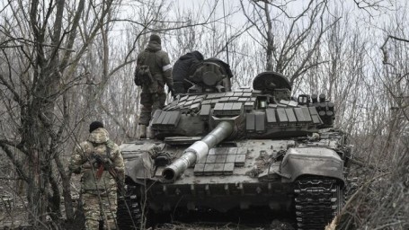 Экипаж Т-72 выдержал 24 удара дронами при разминировании, рассказал боец