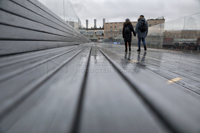 Деревянный настил Парящего моста обновят в парке «Зарядье»