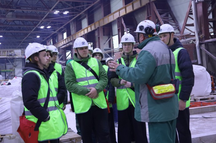 Студенты Вятского автомобильно-промышленного колледжа знакомятся с производством филиала «КЧХК»