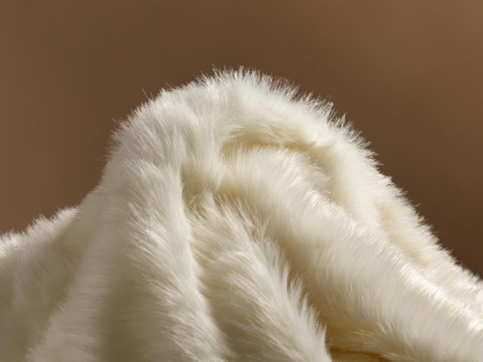 Меховой шарф стал главным зимним аксессуаром сезона — Woman