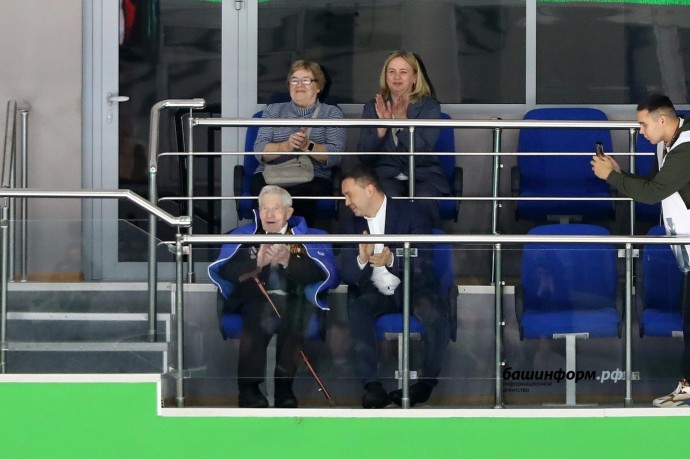 100-летний фронтовик из Уфы пришел на матч «Салавата Юлаева»