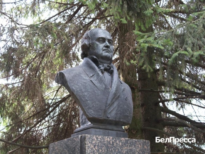 Клуня, пунька и изба. В Яковлевском округе реконструируют усадьбу зажиточного крестьянина
