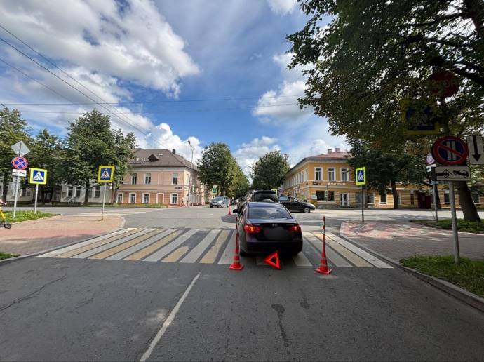 В Великом Новгороде буксируемый автомобиль наехал на женщину-пешехода